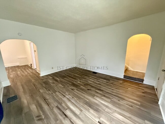 Building Photo - 895 Beardsley St