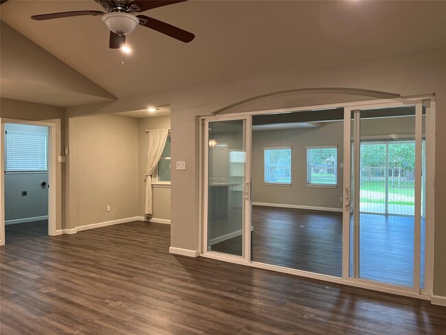 Building Photo - 304 S Shadowbend Dr