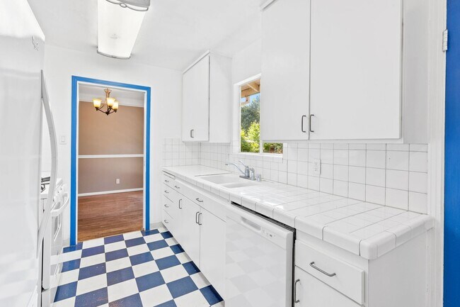 Building Photo - Charming Single-Level 3 Bedroom, 2 Bath Home