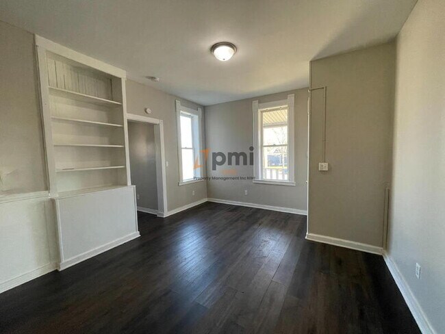 Building Photo - 424 E 10th St