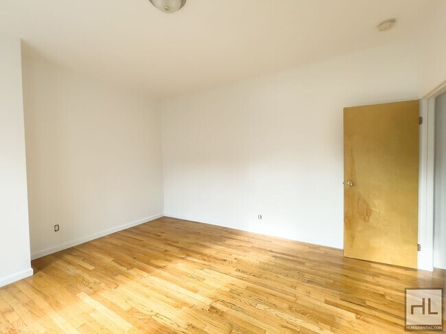 Building Photo - DIAMOND STREET / Greenpoint Studio / Amazi...