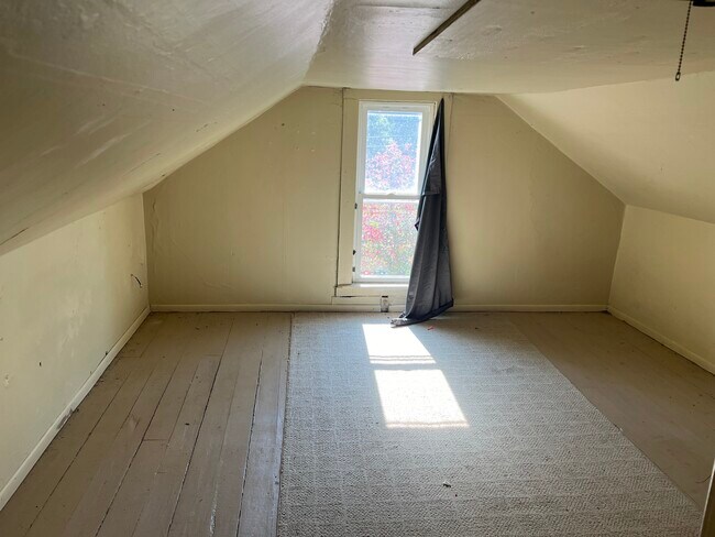 Building Photo - 210 6th St