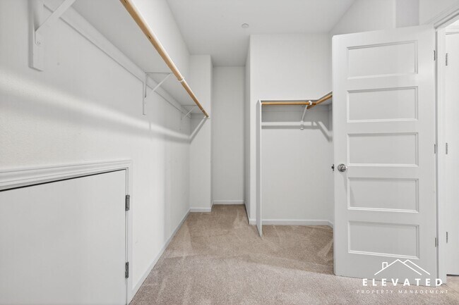 Building Photo - 611 Jade St