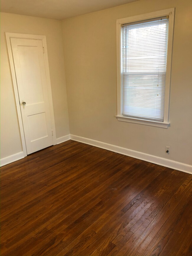 Building Photo - 136 King St