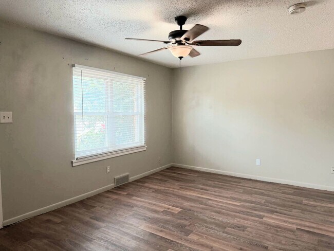 Building Photo - Adorable, Unique, and Roomy 3/2 Close to Tech! Move in Special Half off First Month!