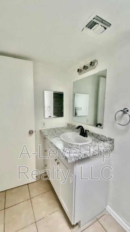 Building Photo - 1027 S Santa Rita Ave