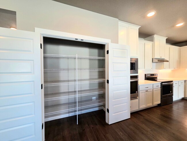 Building Photo - Beautiful Newer Build **Single Level** 4 Bedroom, 2 Bath House for Rent in Quincy!