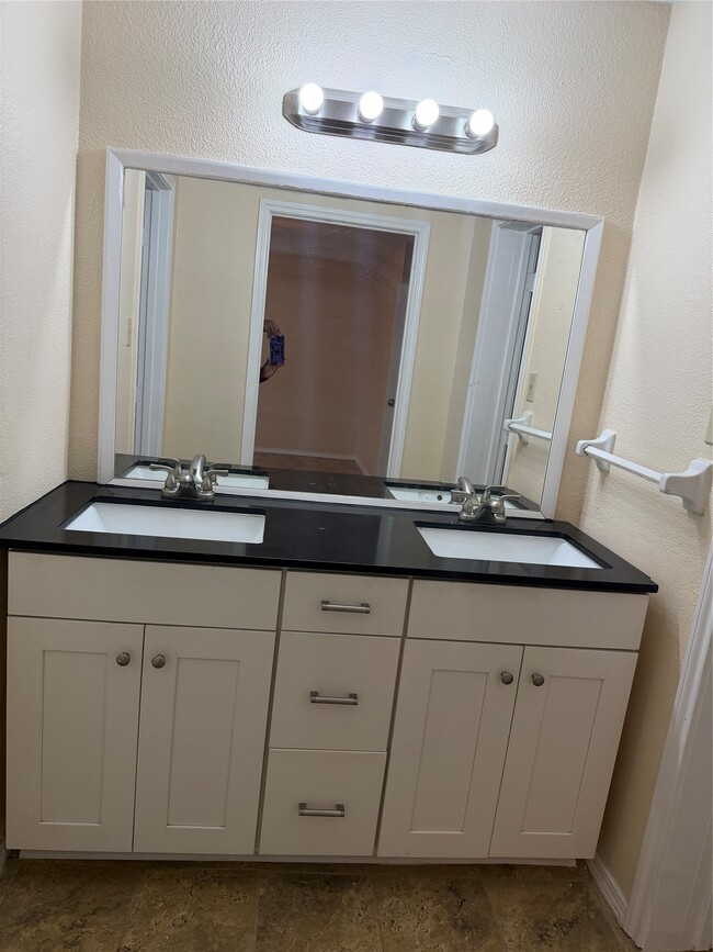 Building Photo - 9 Dewthread Ct