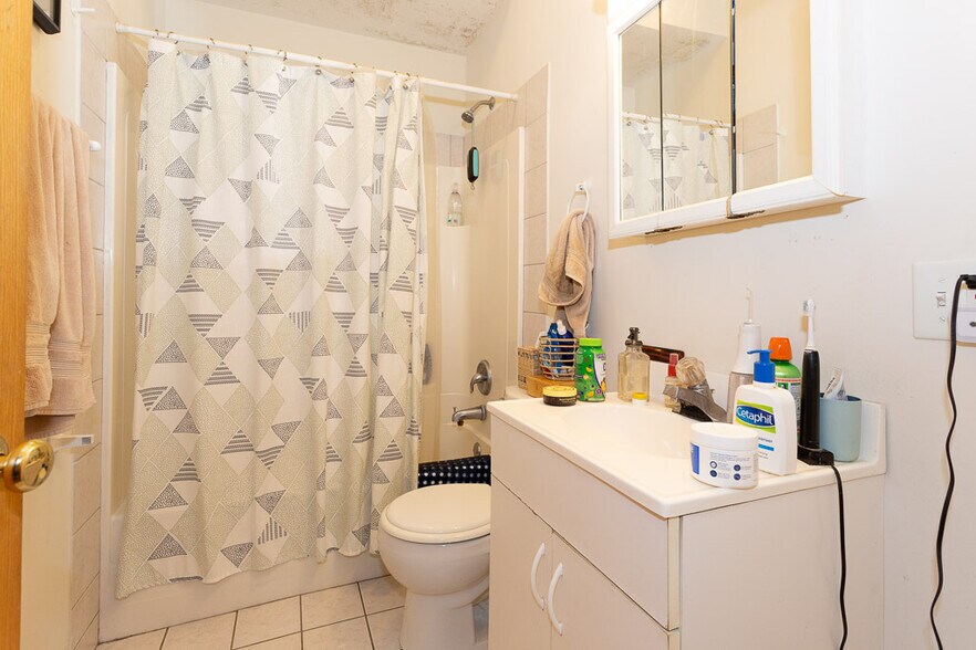 Building Photo - 1309 N Greenview Ave