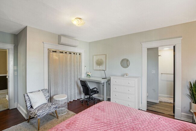 Building Photo - Fully furnished 5-bed, 3.5 bath home in hi...