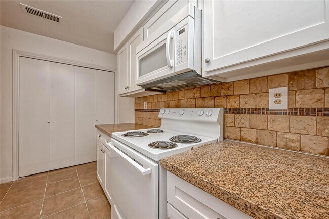 Building Photo - 8299 Cambridge St