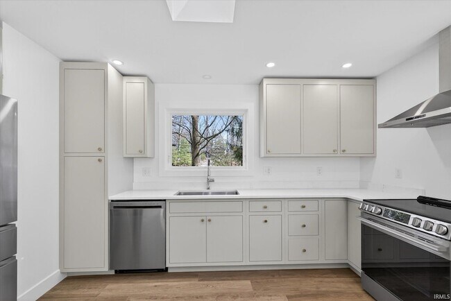 Building Photo - 4620 S Woodbine Dr