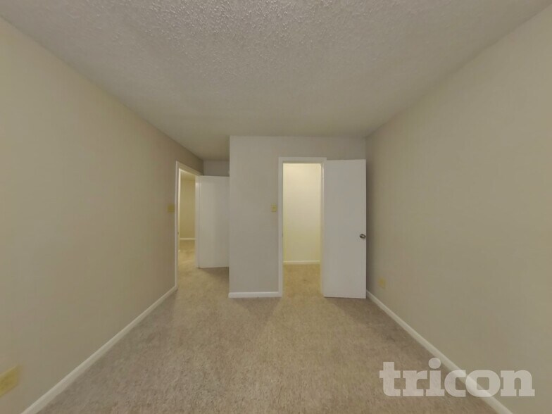 Building Photo - 2322 Edgewater Cir