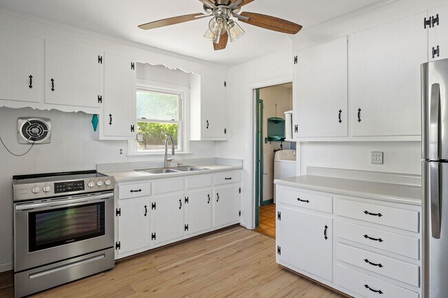 Building Photo - Beautiful 2 Bedroom Corner Lot Property Near Forest Hill Ave ***Available May 2026***