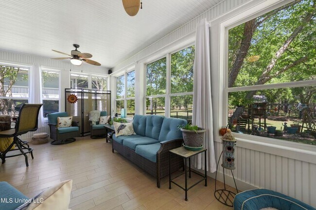 Building Photo - Spacious 5 bed, 4 bath home sits right ins...