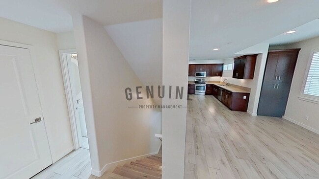Building Photo - 3Bd 2.5Ba Townhouse w/Rooftop Deck