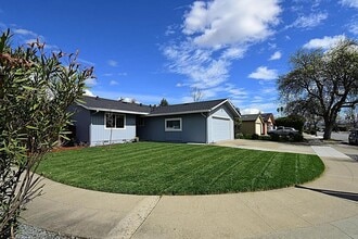 Building Photo - 3 Bedrooms | 2 Bathrooms | Approx. 1,040 sq. ft.