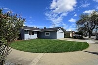Building Photo - 3 Bedrooms | 2 Bathrooms | Approx. 1,040 s...