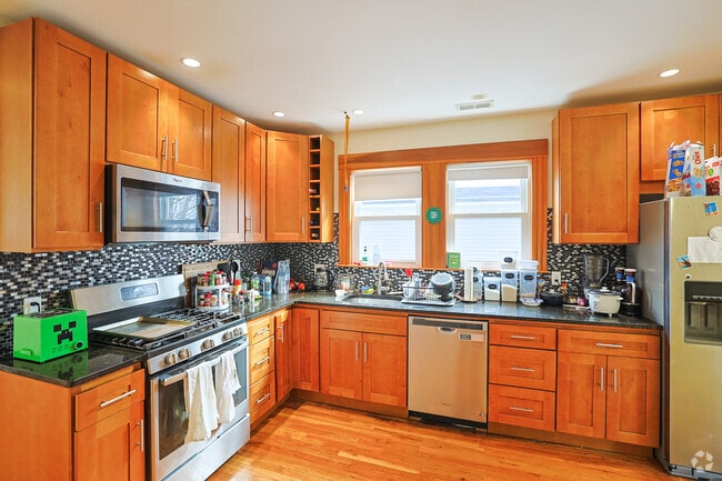 4BR, 2BA - 1,289SF - Kitchen - 7-9 Bonner Ave