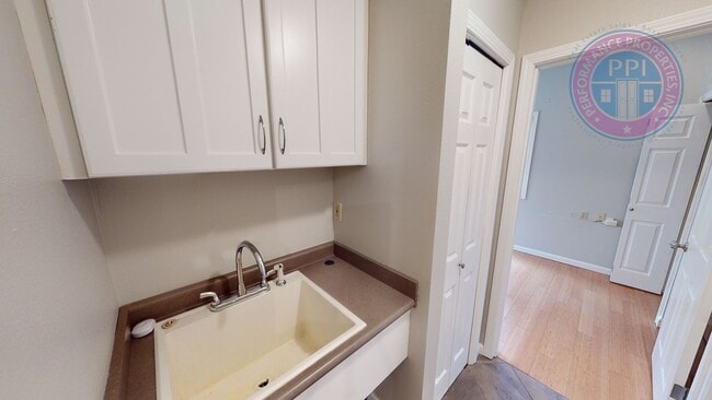 Building Photo - Beaverton / Stylish Open Floor-Plan - 5 Bedrooms, 3 Car Garage, Central Air