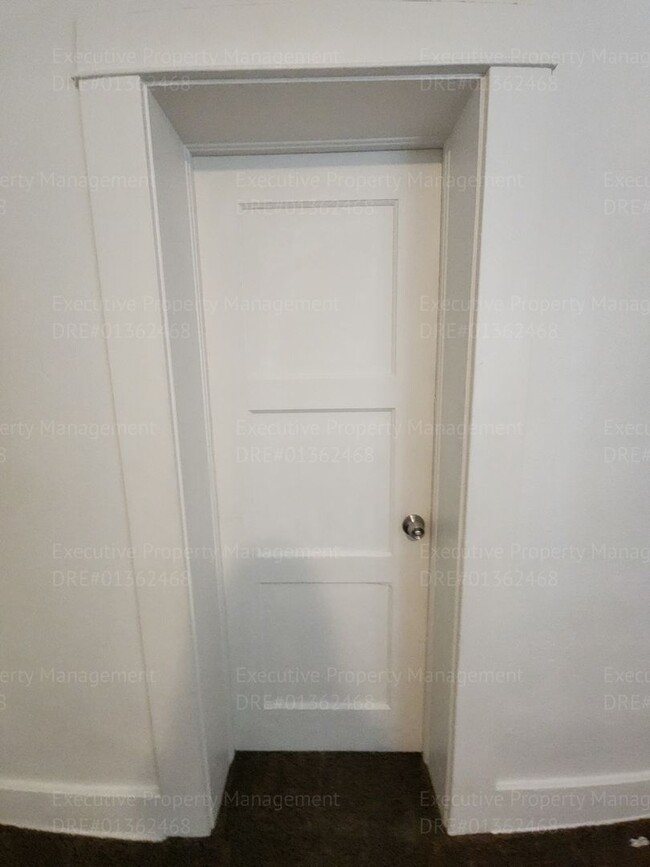Building Photo - Move in ready. 3 bedrooms/ 1.5 bath, yard,...