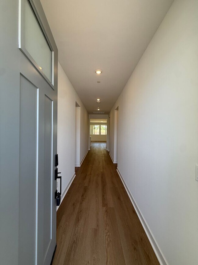 Building Photo - Beautiful New-Build Home in Peaceful Wine Country Setting
