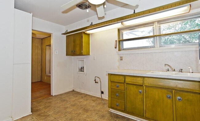 Building Photo - 2442 Oates Dr