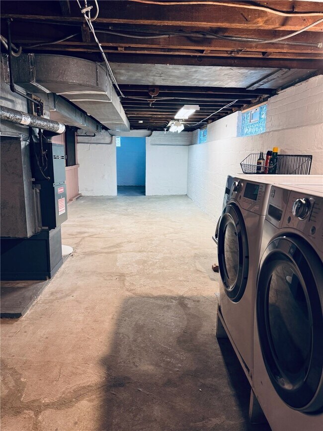 Building Photo - 543 Brooks Ave