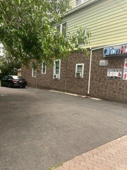 Building Photo - 673 Clifton Ave
