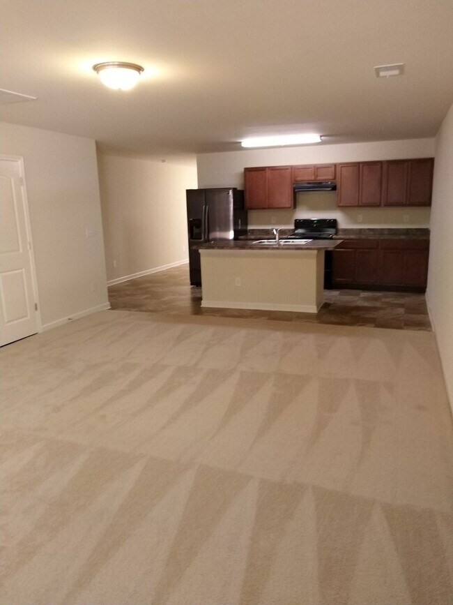 Building Photo - 3 bed/ 2.5 bath!!!