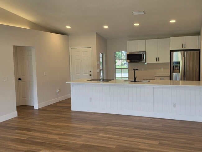 Building Photo - FOR RENT!!! SIMPLY STUNNING (REMODELED) 3 BEDROOM 2 BATH SINGLE FAMILY HOME...