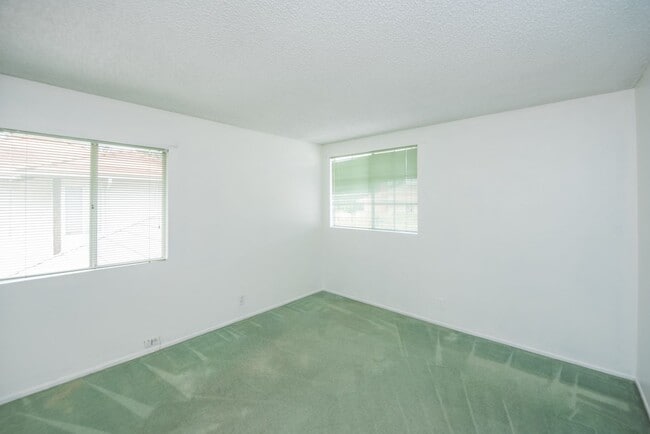 Building Photo - Rose Hills