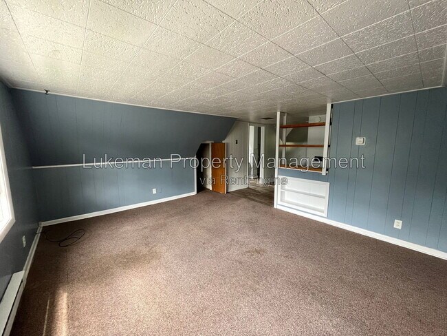 Building Photo - 806 W Cedar St