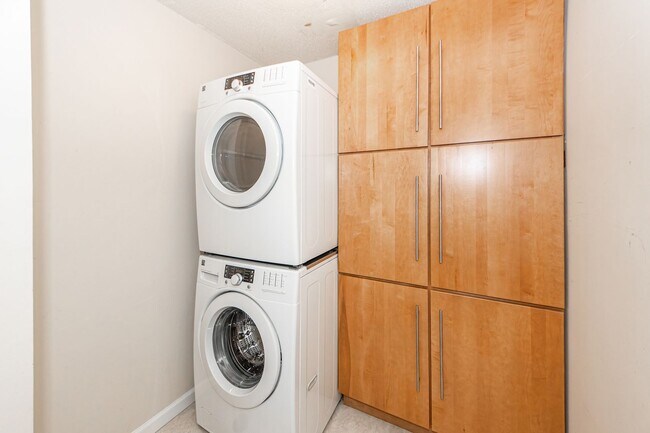Building Photo - 4 Bedroom 2.5 Bath House in Montclair - We...