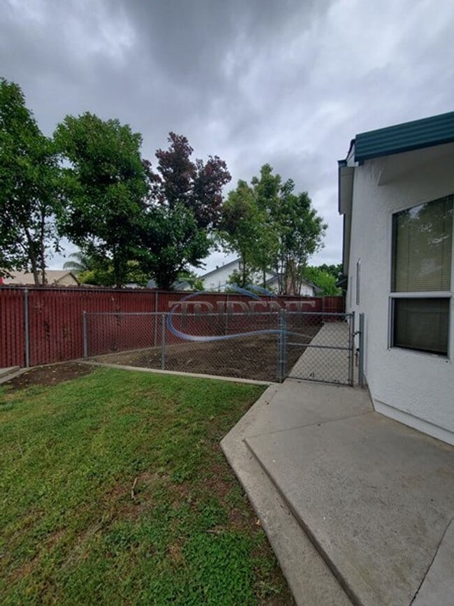 Building Photo - Beautiful Yuba City home on a large lot