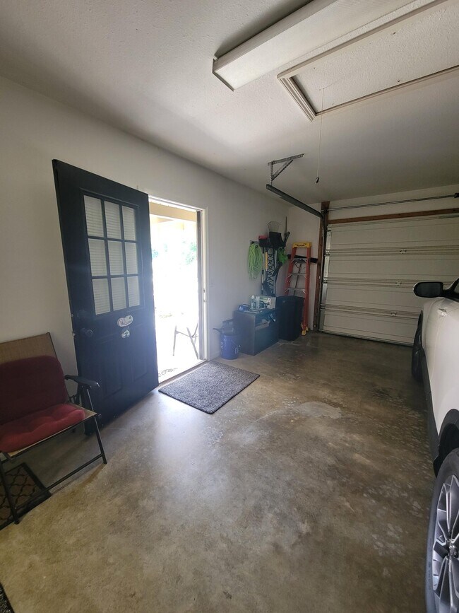 Building Photo - 456 Snead Dr