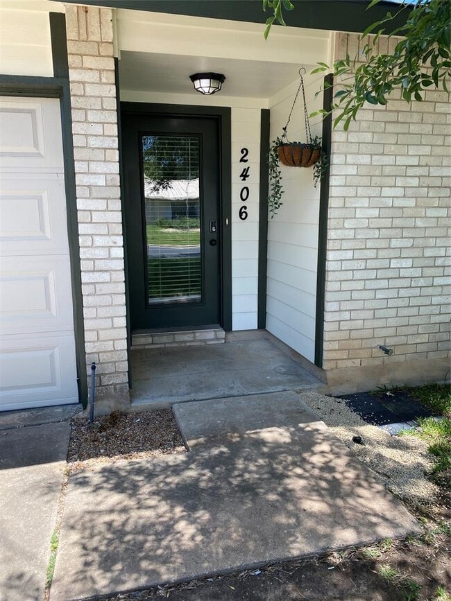 Building Photo - 2406 Broken Oak Dr
