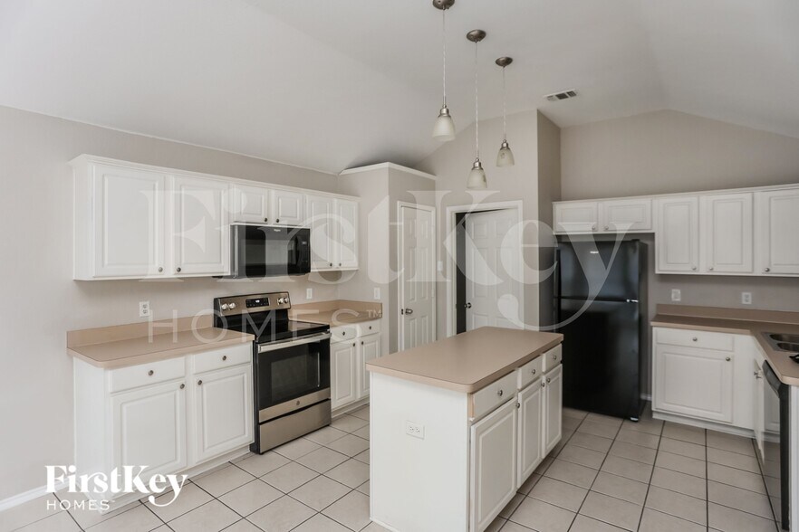 Building Photo - 635 St Eric Dr