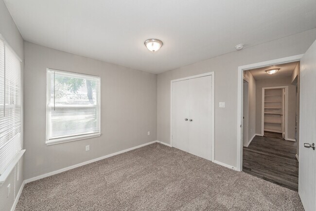 Building Photo - 2914 Scottsbluff Dr