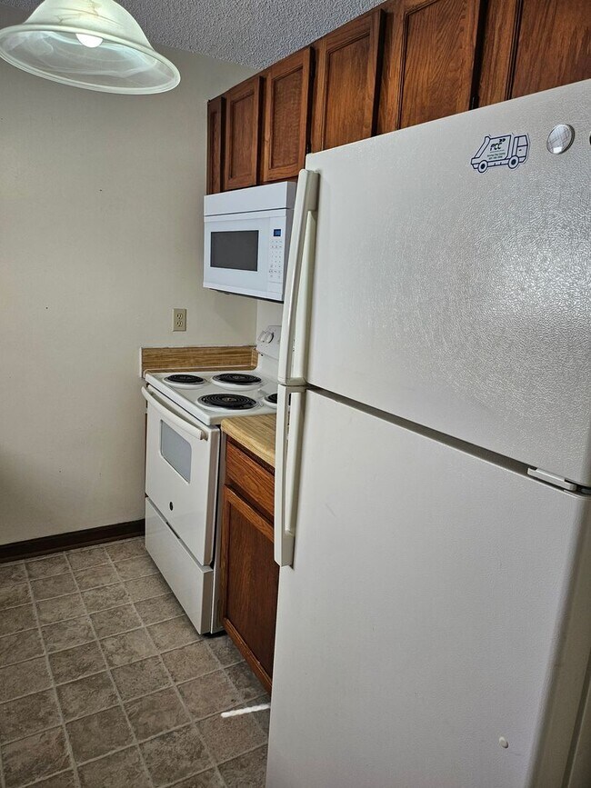 Building Photo - $1150 - 2/2 - Move In Special!