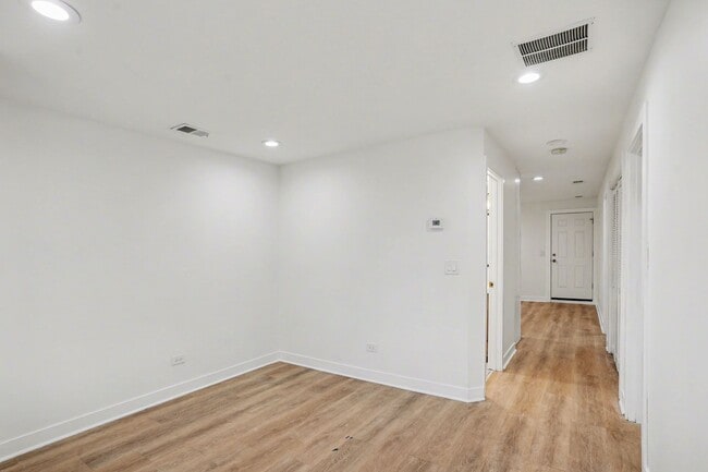 Building Photo - 2812 S Pulaski Rd