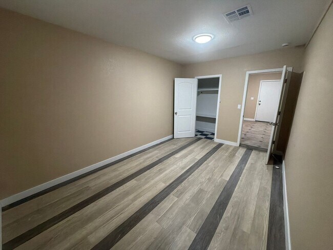 Building Photo - 5810 W Earll Dr