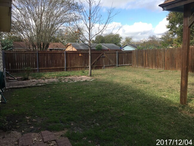 Building Photo - Cute 3/2 Home Available for Immediate Move In!