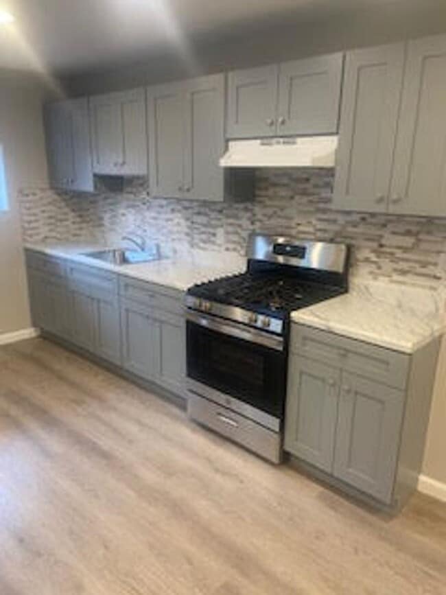 Building Photo - Large Home - Oak Lane