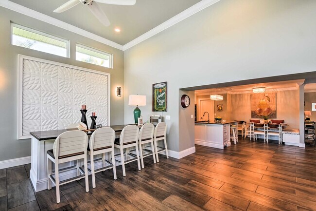 Building Photo - 2122 W Vina Del Mar Blvd