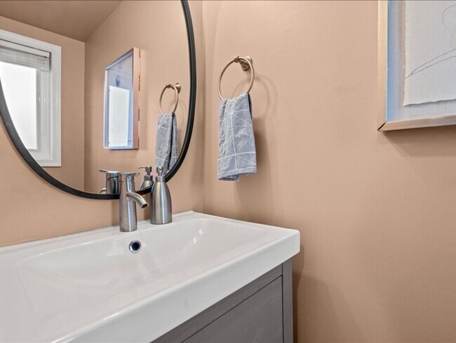 Building Photo - Distinctive Two Bedroom Beauty in Deanwood
