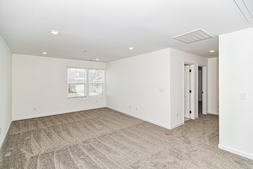 Building Photo - 193 E Millbrook Dr