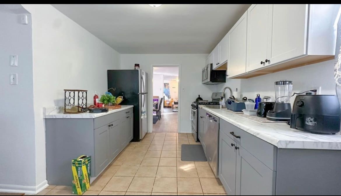 Kitchen - 178 E Charleston Ave