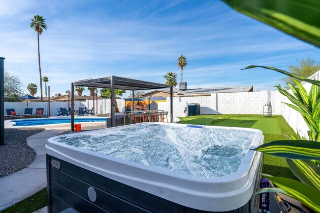 Building Photo - 4530 W Paradise Dr