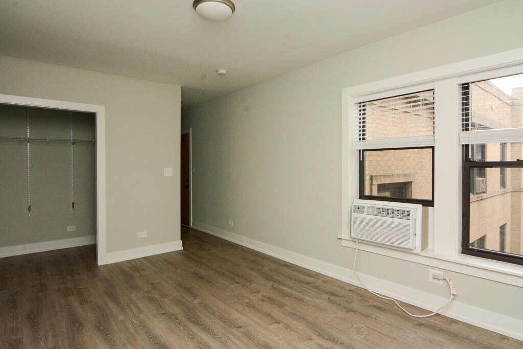 Building Photo - 722 W Brompton